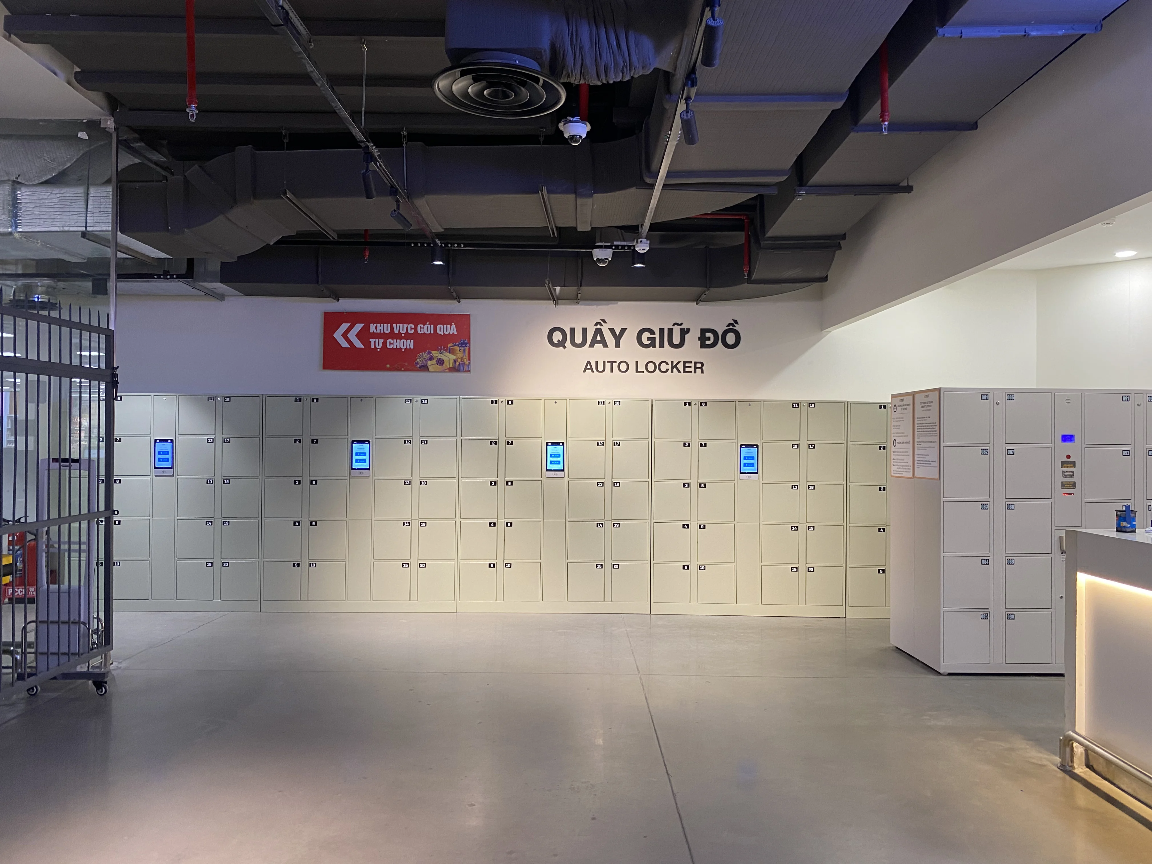 Hình ảnh tủ đồ thông minh T-Locker được lắp đặt hoàn thiện tại Emart Sala